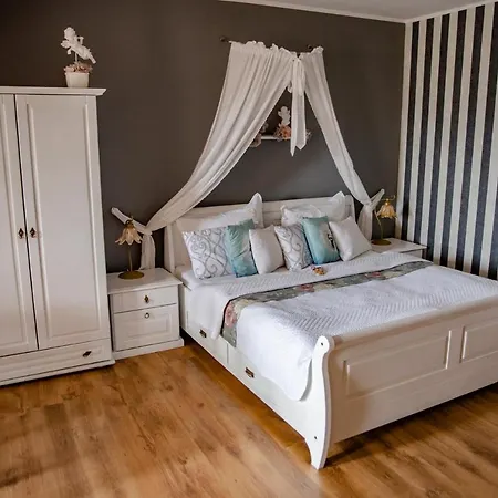 Bed & Breakfast Karolowy Dwor 3*